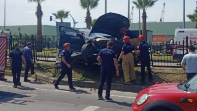 Giresun Liman Kavşağı’nda meydana gelen trafik kazasında kontrolden çıkan otomobil,