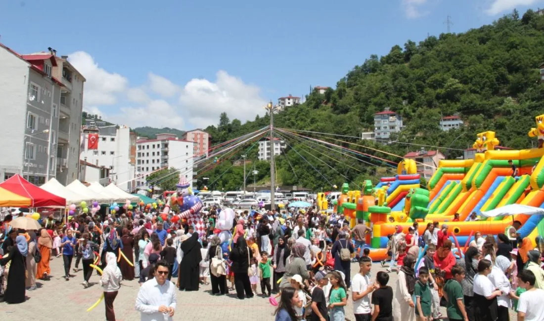 Giresun’un Yağlıdere ilçesinde belediye tarafından düzenlenen bahar şenliği, çocuklara unutulmaz