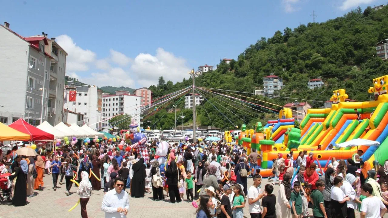 Giresun’un Yağlıdere ilçesinde belediye tarafından düzenlenen bahar şenliği, çocuklara unutulmaz