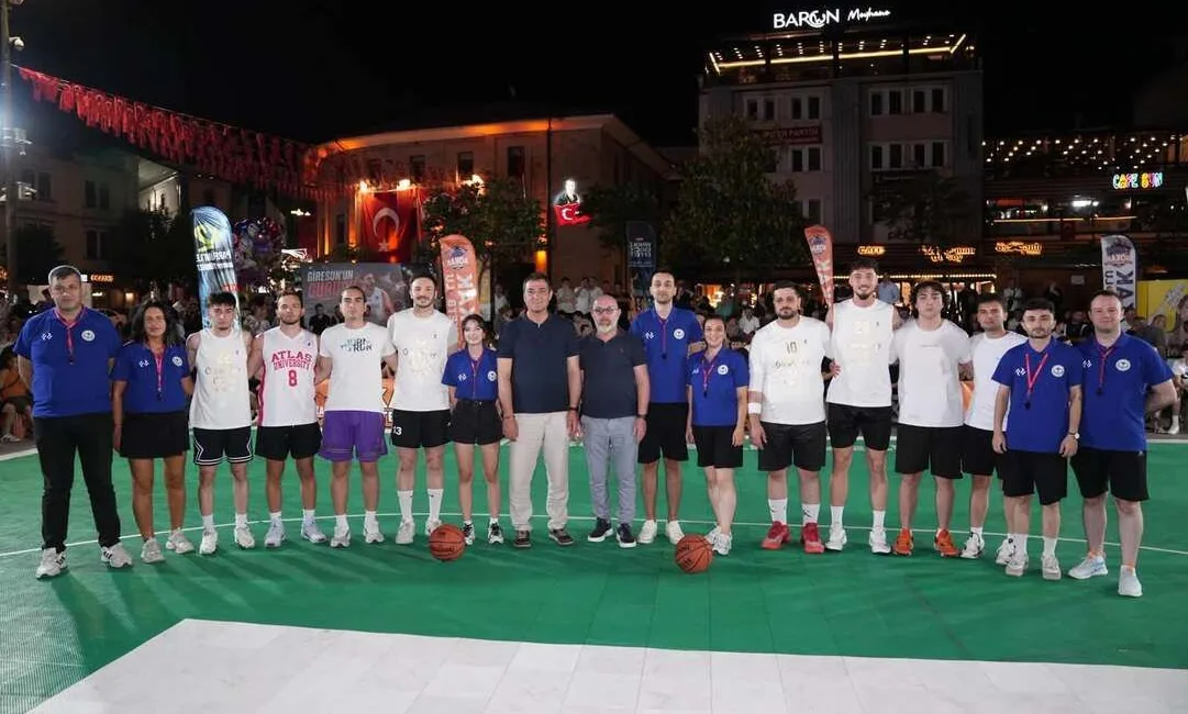 Giresun Atatürk Meydanı’nda Basketbol Şöleni Başladı Giresun Belediyesi tarafından bu yıl 29’uncusu düzenlenen Geleneksel Sokak Basketbolu