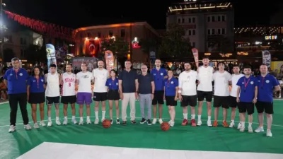 Giresun Atatürk Meydanı’nda Basketbol Şöleni Başladı Giresun Belediyesi tarafından bu yıl 29’uncusu düzenlenen Geleneksel Sokak Basketbolu