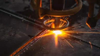 Metal içerikli malzemeler için kullanılan kesme yöntemi oksijen kesim oluyor.