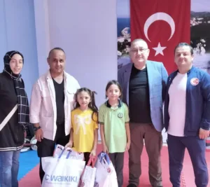Piraziz’de yerde bulunan Türk bayrağını kaldırarak gösterdikleri duyarlılıkla takdir toplayan