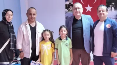 Piraziz’de yerde bulunan Türk bayrağını kaldırarak gösterdikleri duyarlılıkla takdir toplayan