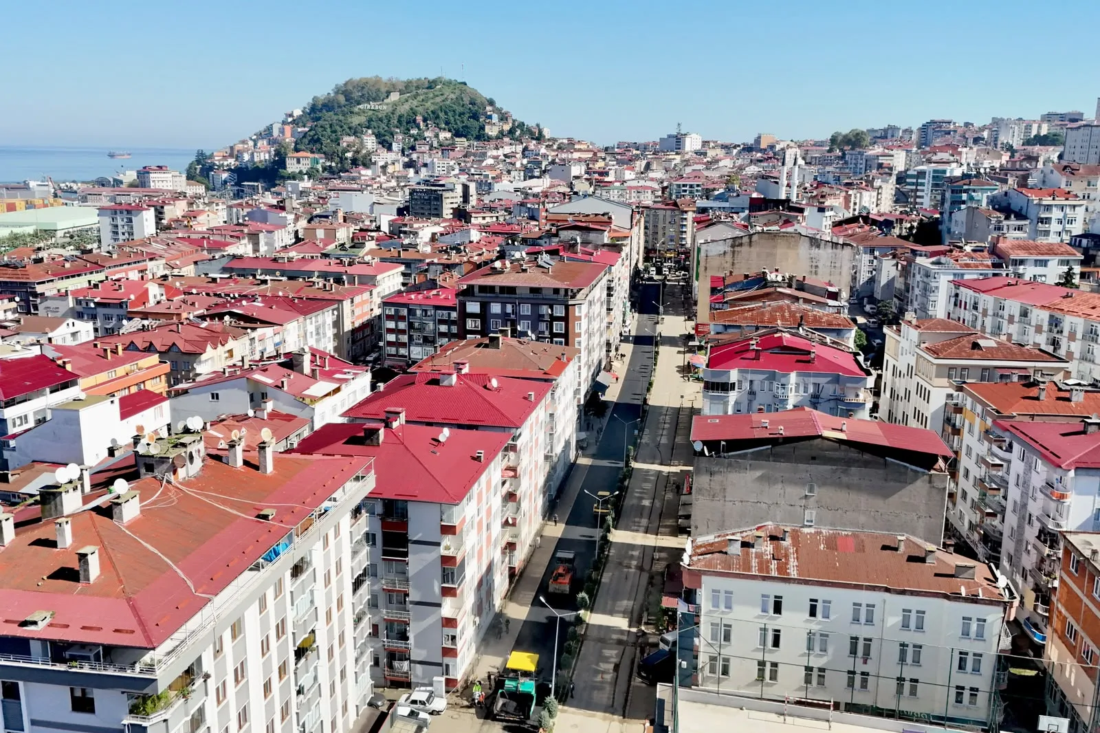 Giresun Belediyesi, altyapı nedeniyle bozulan yolları yeniliyor. Beş cadde ve