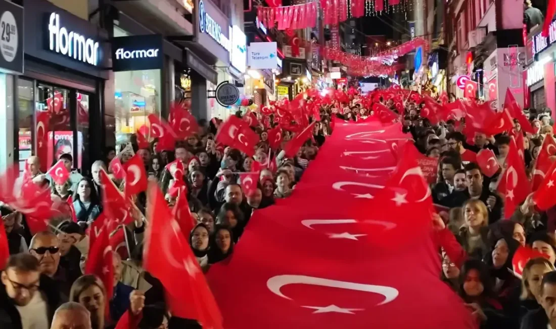 Giresun'da 29 Ekim Cumhuriyet Bayramı'nda binlerce kişi Atatürk Meydanı'nda birleşti.