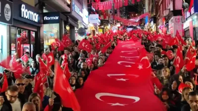 Giresun'da 29 Ekim Cumhuriyet Bayramı'nda binlerce kişi Atatürk Meydanı'nda birleşti.