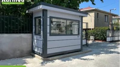 Okul girişinde görev yapan özel güvenlik personeli, günün ilk hareketliliğinden